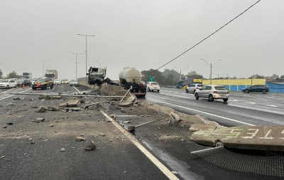 BR-116: Caminhão-tanque atravessa mureta e concreto atinge carro no Vale do Sinos