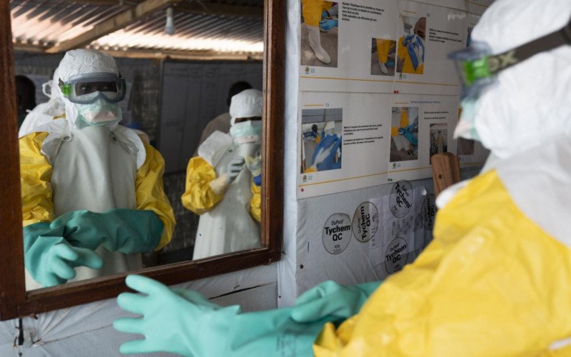 Surto acontece no Congo e em Uganda; mais de 300 casos são suspeitos e 88 pessoas morreram | abc+
