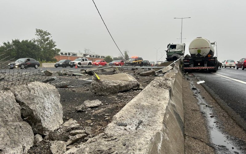 BR-116: Caminhão atravessa mureta após motorista perder o controle e carro é atingido por concreto no Vale do Sinos
