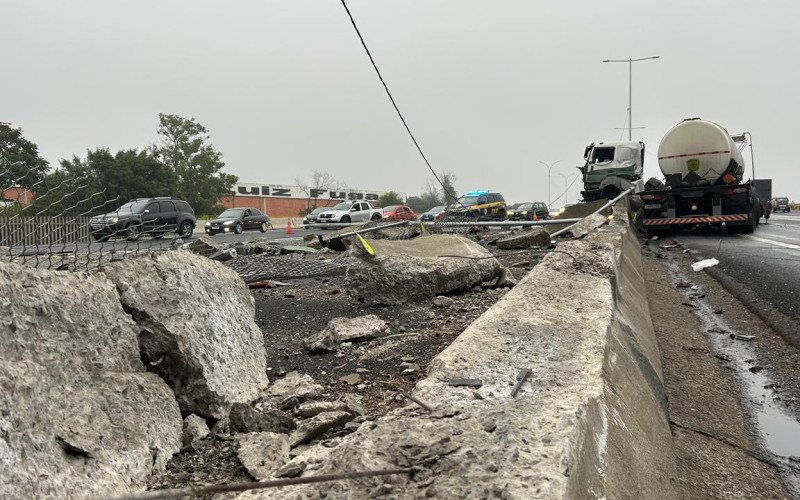 BR-116: Caminhão atravessa mureta após motorista perder o controle e carro é atingido por concreto no Vale do Sinos
