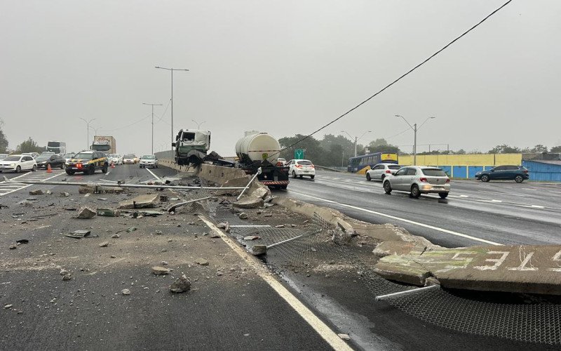 BR-116: Caminhão atravessa mureta após motorista perder o controle e carro é atingido por concreto no Vale do Sinos  | abc+