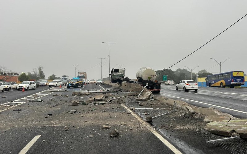 BR-116: Caminhão atravessa mureta após motorista perder o controle e carro é atingido por concreto no Vale do Sinos
