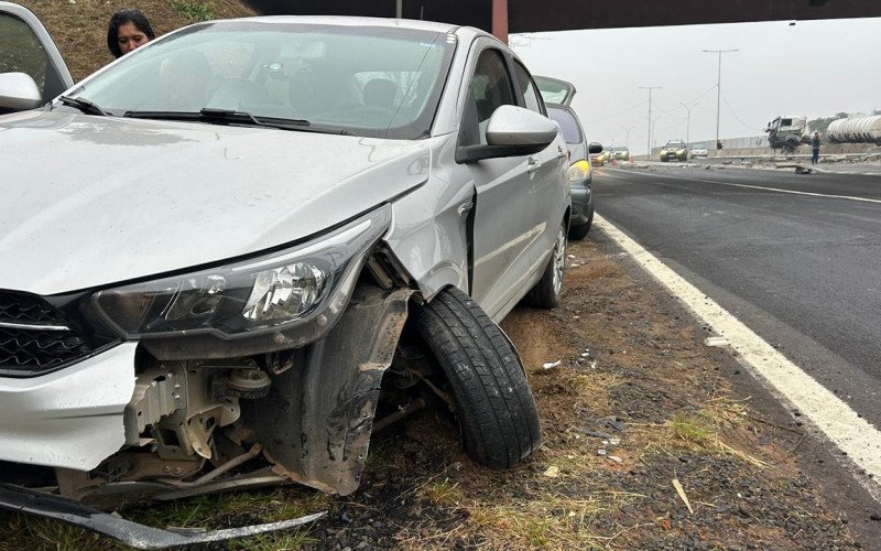 BR-116: Caminhão atravessa mureta após motorista perder o controle e carro é atingido por concreto no Vale do Sinos
