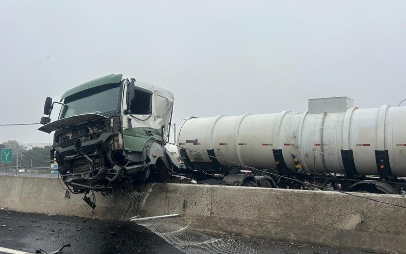BR-116: Caminhão atravessa mureta após motorista perder o controle e carro é atingido por concreto no Vale do Sinos
