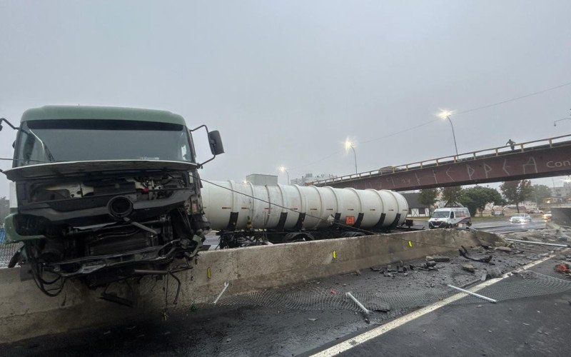 BR-116: Caminhão atravessa mureta após motorista perder o controle e carro é atingido por concreto no Vale do Sinos
