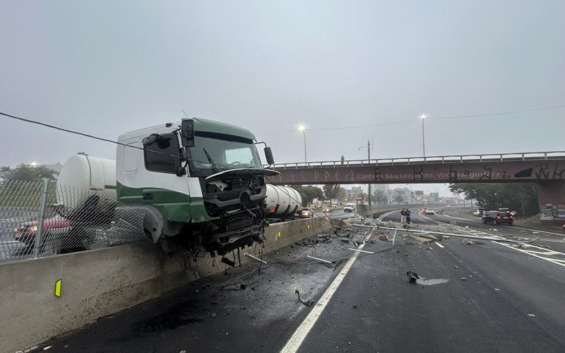 BR-116: Caminhão atravessa mureta após motorista perder o controle e carro é atingido por concreto no Vale do Sinos
