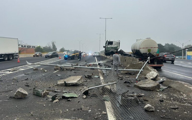 BR-116: Caminhão atravessa mureta após motorista perder o controle e carro é atingido por concreto no Vale do Sinos
