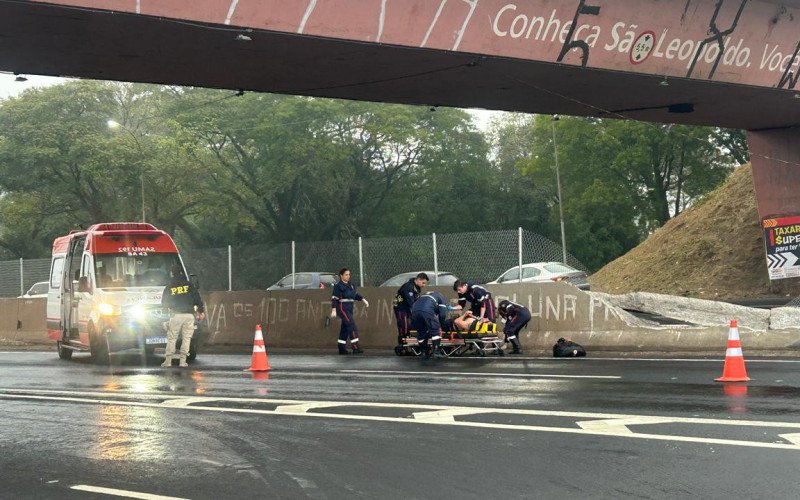 BR-116: Caminhão atravessa mureta após motorista perder o controle e carro é atingido por concreto no Vale do Sinos
