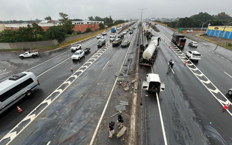 Imagens mostram como ficou rodovia e trânsito após caminhão-tanque derrubar mureta neste domingo (17), na BR-116, em São Leopoldo