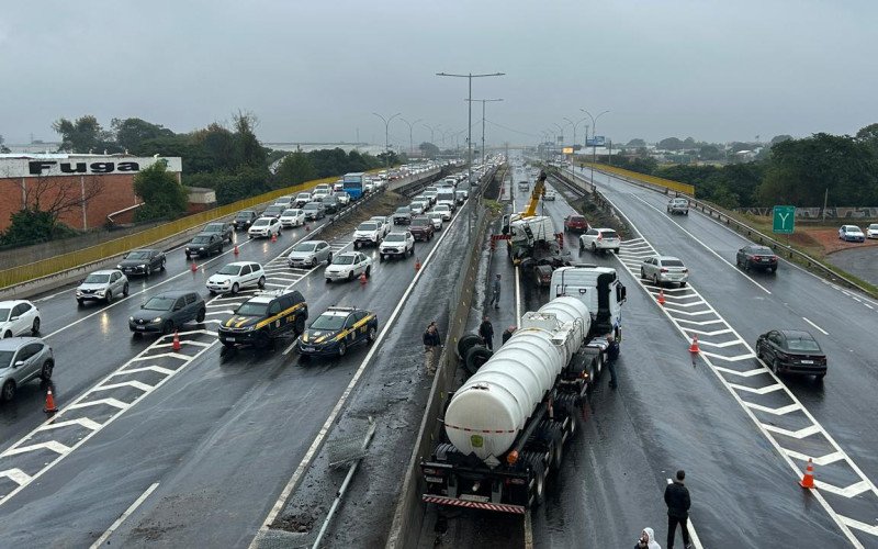 Imagens mostram como ficou rodovia e trânsito após caminhão-tanque derrubar mureta neste domingo (17), na BR-116, em São Leopoldo