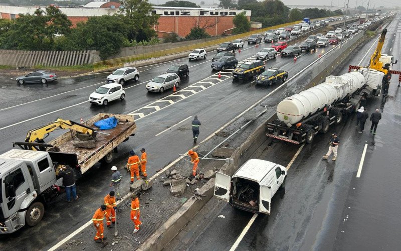 Imagens mostram como ficou rodovia e trânsito após caminhão-tanque derrubar mureta neste domingo (17), na BR-116, em São Leopoldo