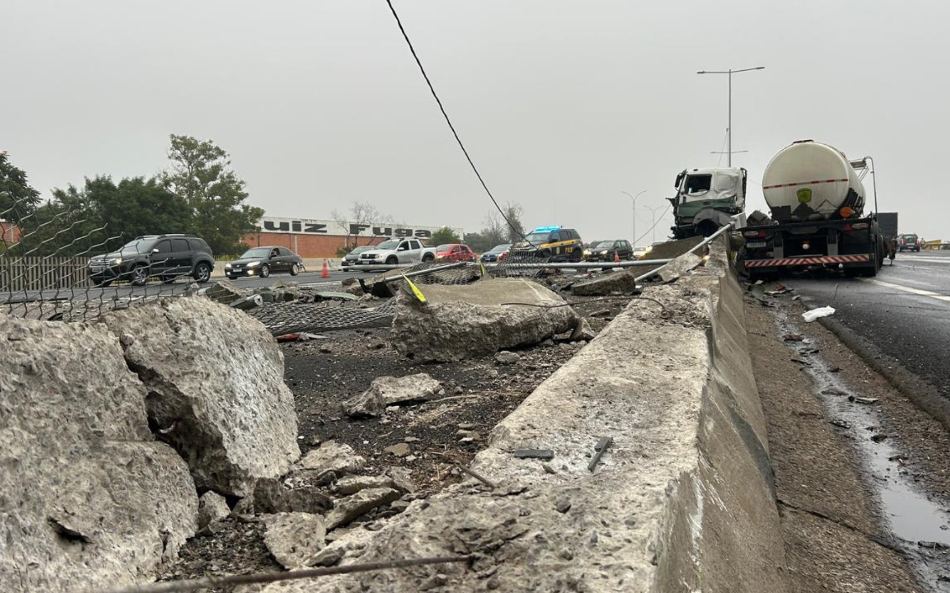 VÍDEO: Câmera de segurança registra momento em que caminhão-tanque derruba mureta da BR-116 no Vale do Sinos
