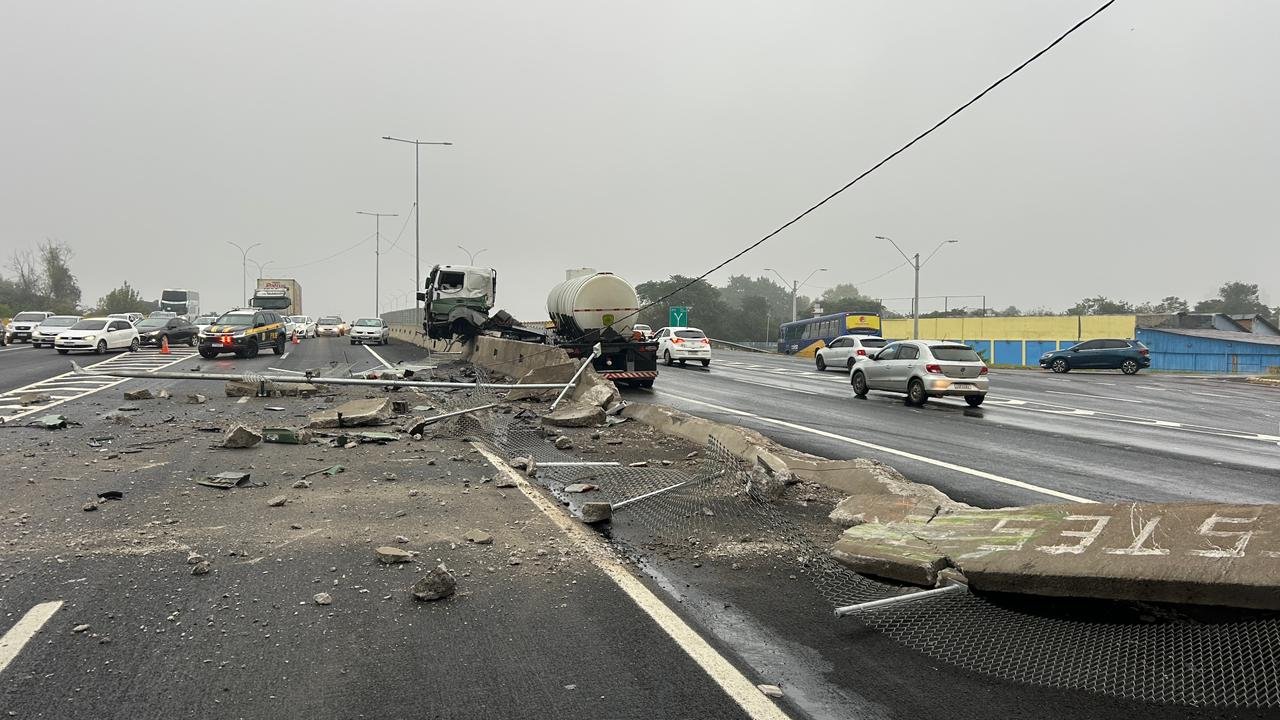 BR-116: Caminhão-tanque atravessa mureta e concreto atinge carro no Vale do Sinos