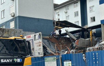 VÍDEO: Retirada de carro e moto arrastados após desmoronamento de muro antecede reconstrução em NH