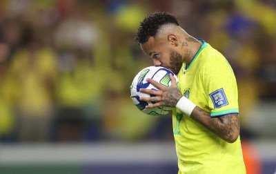 Neymar pode ficar de fora por até 3 semanas e deve perder a estreia da Seleção na Copa do Mundo