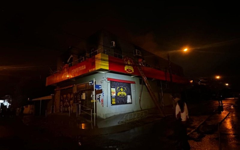 Incêndio atingiu o andar superior, onde funcionava a cozinha do estabalecimento | abc+