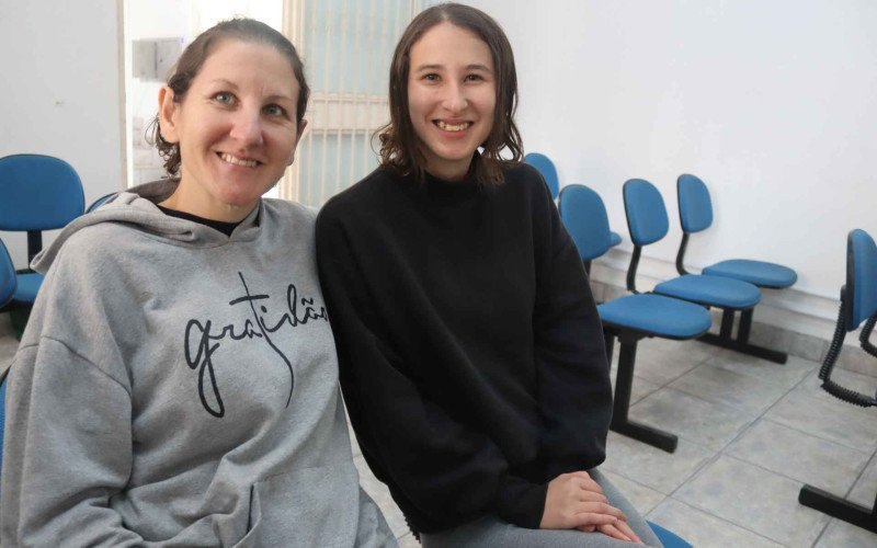 Uma das primeiras a chegar, Andreia foi ao local com a filha Vit&oacute;ria