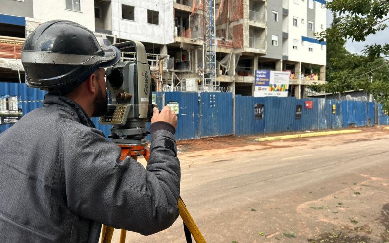Defesa Civil segue em monitoramento ao local, enquanto profissionais da Incorporadora Valeincorp atuam no restabelecimento do talude e do muro do Condomínio Jardim Brasil, além da construção do Residencial Arezzo