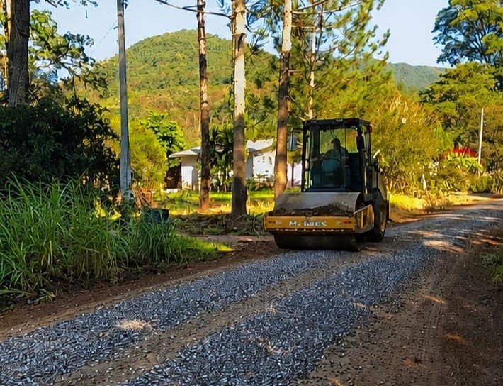 Secretaria de Agricultura e Subprefeitura da Várzea Grande realizam melhorias na Estrada da Linha Caboclo