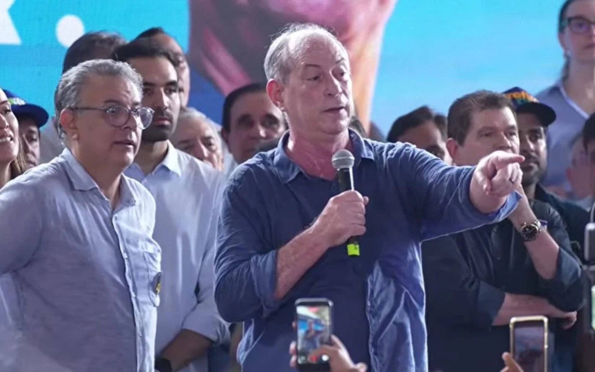 “Interpretei como provocação”: Ciro Gomes confunde gesto de apoiador com apologia ao CV e se explica nas redes sociais