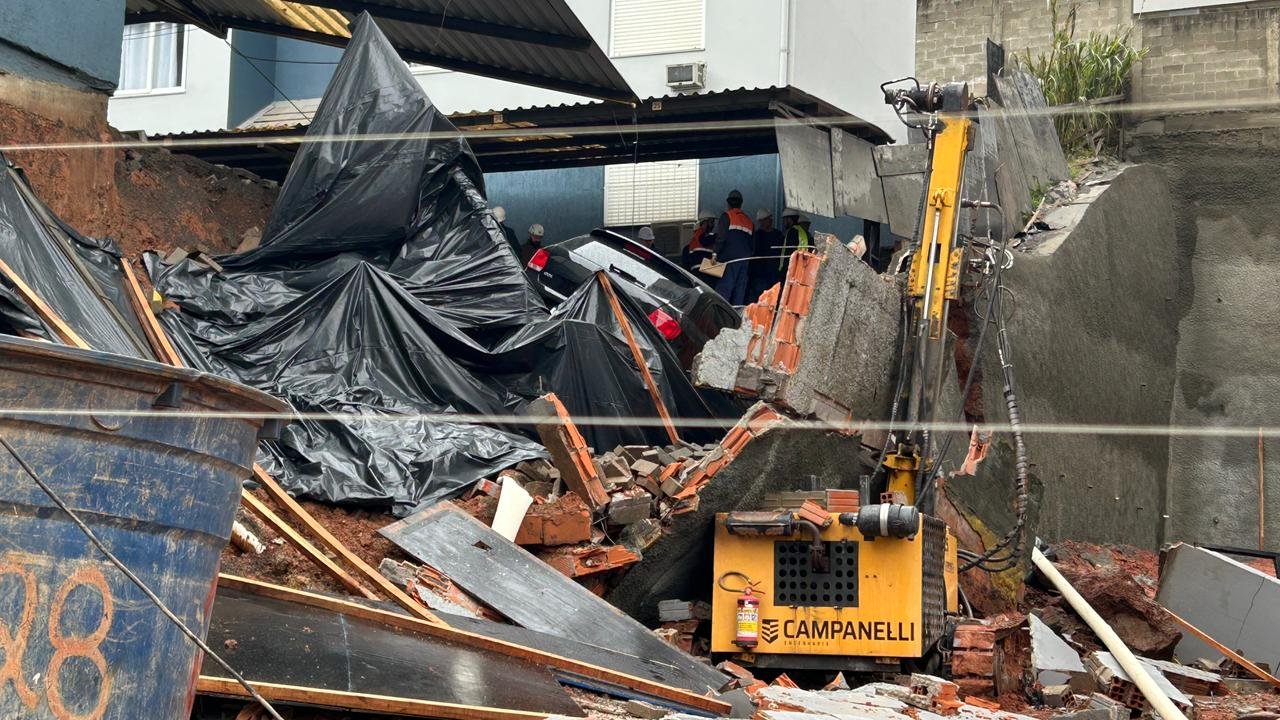 O que causou a queda do muro em Novo Hamburgo? Defesa Civil investiga infiltra&ccedil;&otilde;es e vazamentos que possam agravar situa&ccedil;&atilde;o do terreno