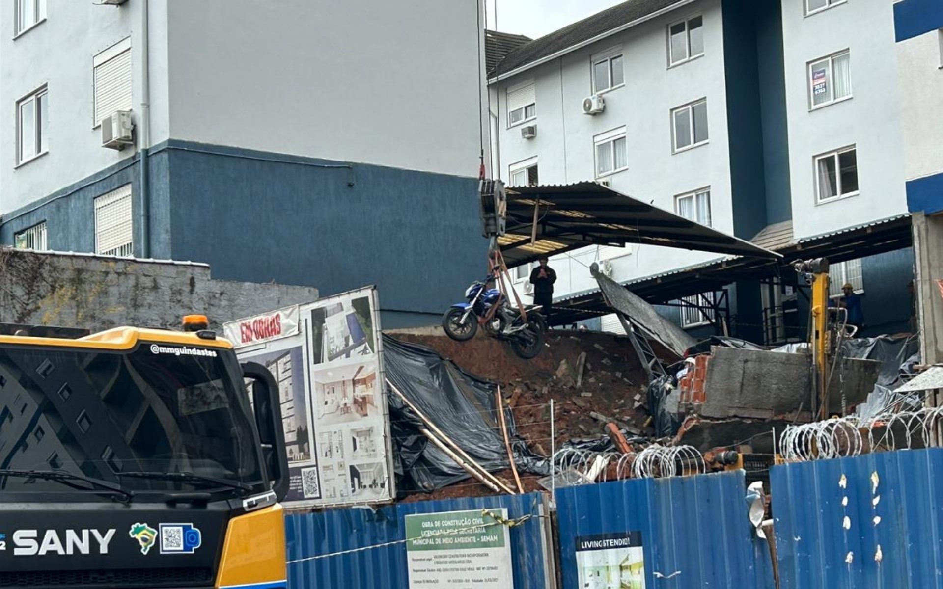 V&Iacute;DEO: Retirada de carro e moto arrastados ap&oacute;s desmoronamento de muro antecede reconstru&ccedil;&atilde;o em NH