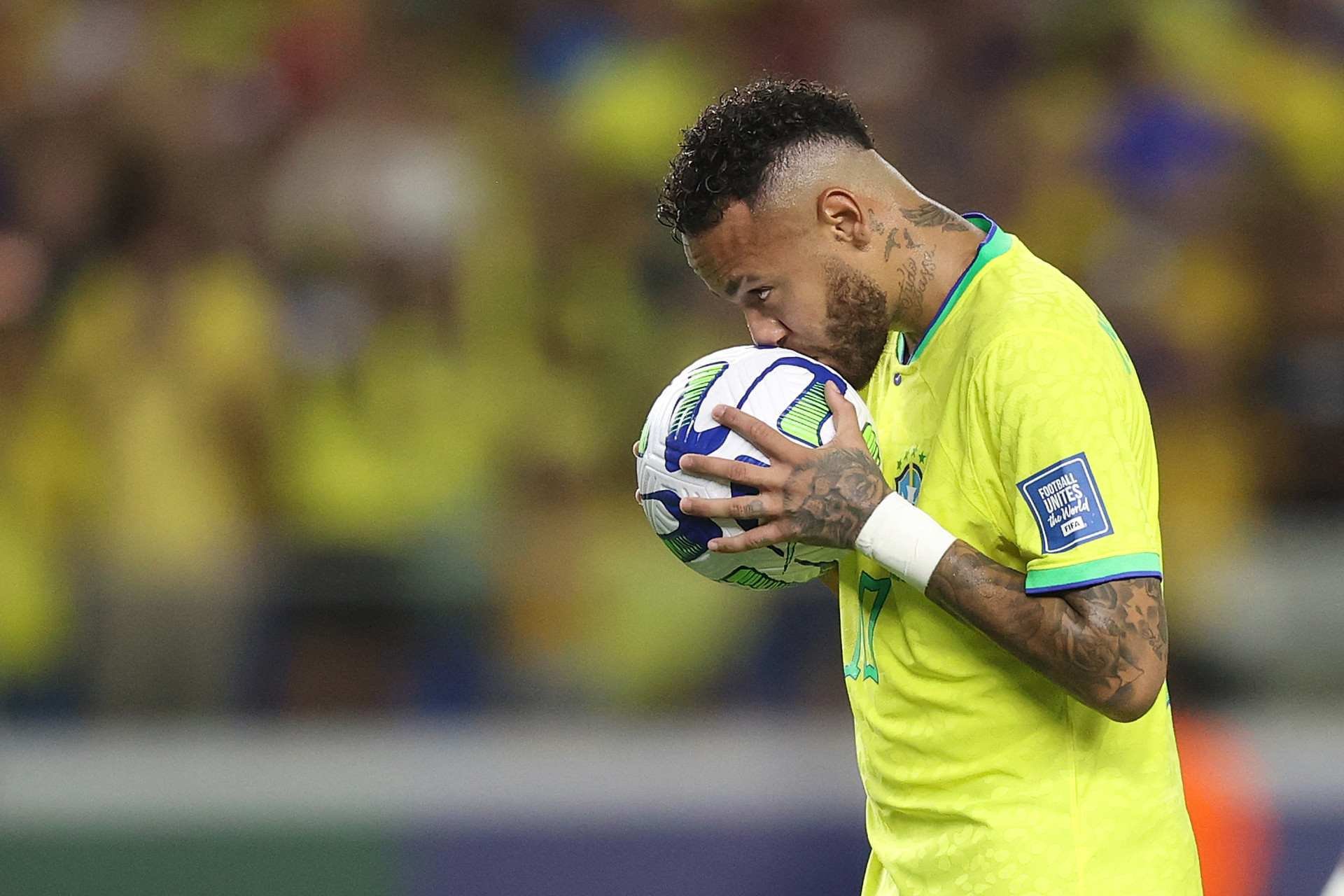 Aposta em Neymar mostra que Brasil está desesperado para ter seu Messi, diz jornal inglês