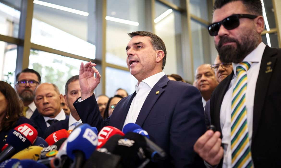 Flávio Bolsonaro confirma encontro com Vorcaro após dono do Banco Master ter sido preso
