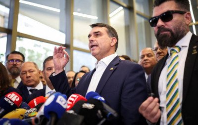 Flávio Bolsonaro confirma encontro com Vorcaro após dono do Banco Master ter sido preso