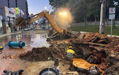 Rompimento de adutora causa bloqueio em trecho da Avenida Pedro Adams Filho