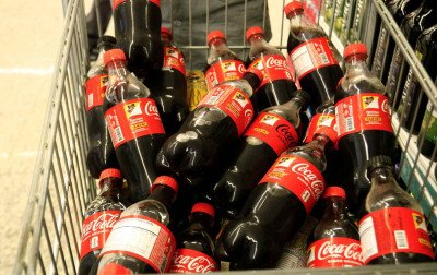 Coca-Cola vai tomar providências após furtos de figurinhas da Copa do Mundo 2026 estampadas em rótulos
