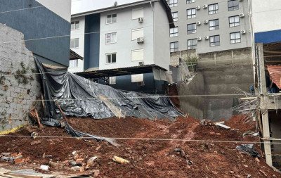 Saiba qual próximo passo para início da reconstrução de muro que desmoronou entre condomínios