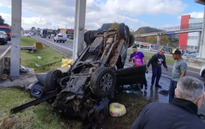 RS-239: Capotamento de caminhonete após colisão com caminhão impressiona motoristas em Sapiranga