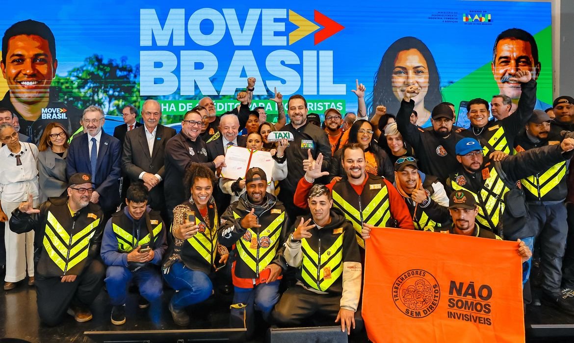 Conheça programa federal com R$ 30 bilhões para taxistas e motoristas de aplicativo financiarem carros mais baratos