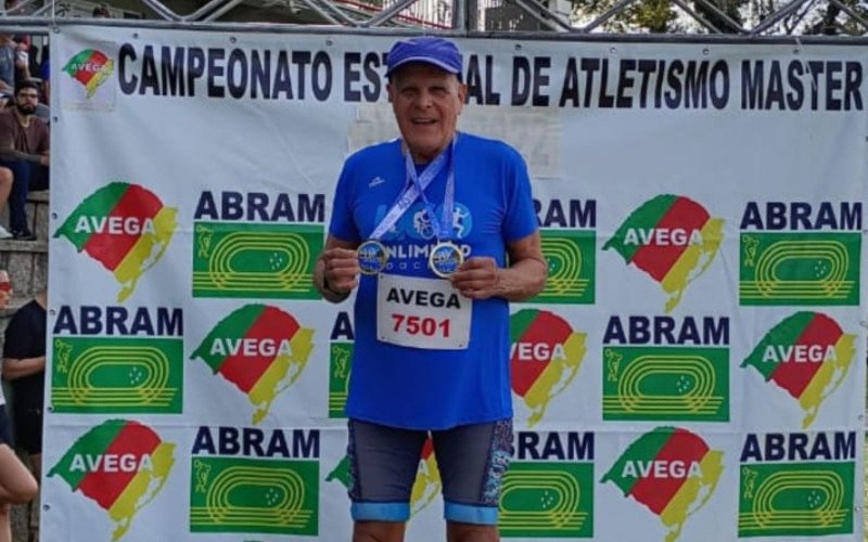 Atleta Antônio Moraes, de 75 anos, com duas das medalhas conquistadas no fim de semana | abc+