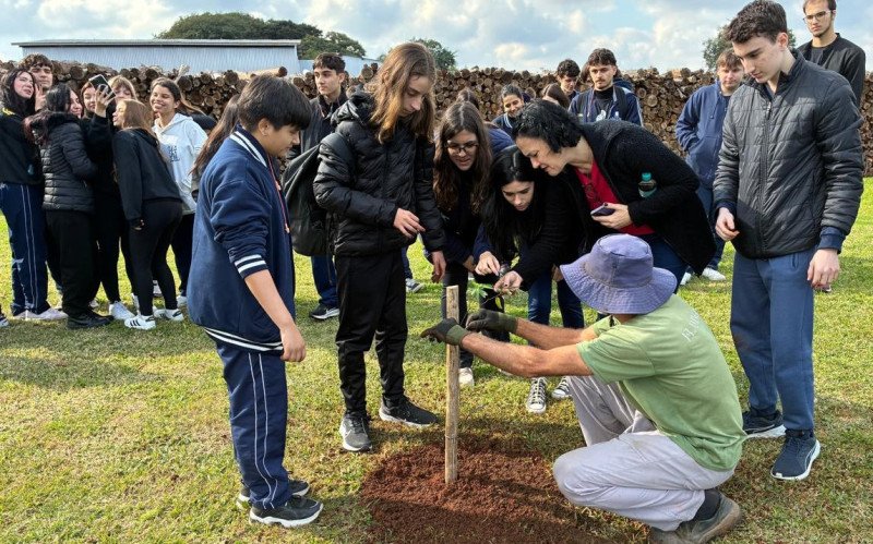 Estudantes do Colégio São José puderam conhecer a empresa Flamingo Papéis, dentro do Projeto Escola na Fábrica - plantio de uma muda de eucalipto