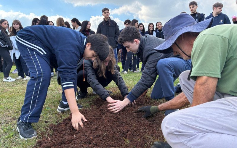 Estudantes do Colégio São José puderam conhecer a empresa Flamingo Papéis, dentro do Projeto Escola na Fábrica - plantio de uma muda de eucalipto