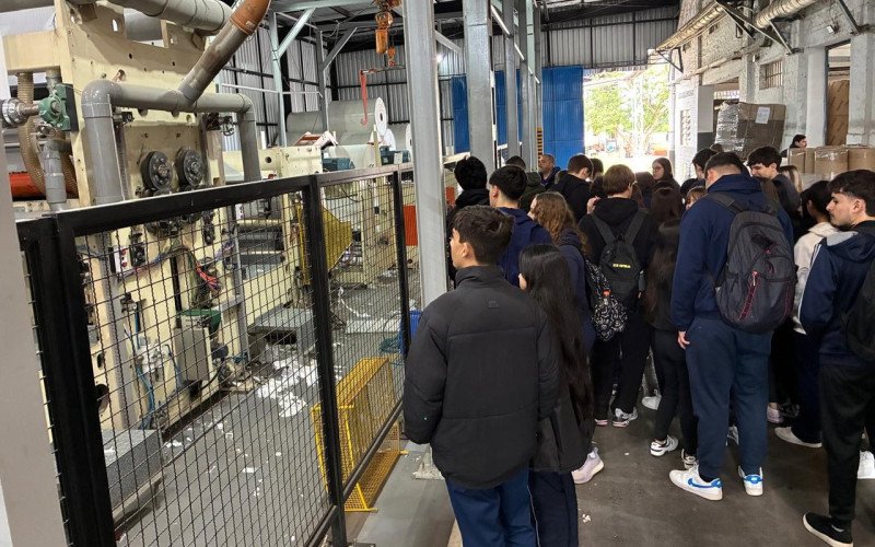 Alunos puderam conhecer a fábrica durante a visita
