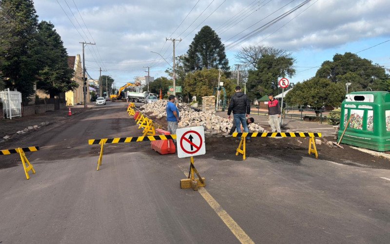 Obras na Avenida Presidente Lucena causam bloqueio no trânsito