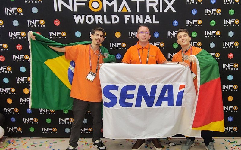 Os alunos Andrei Vinícius Krug e Yuri Mendes Beck, do Senai São Leopoldo são premiados na Romênia