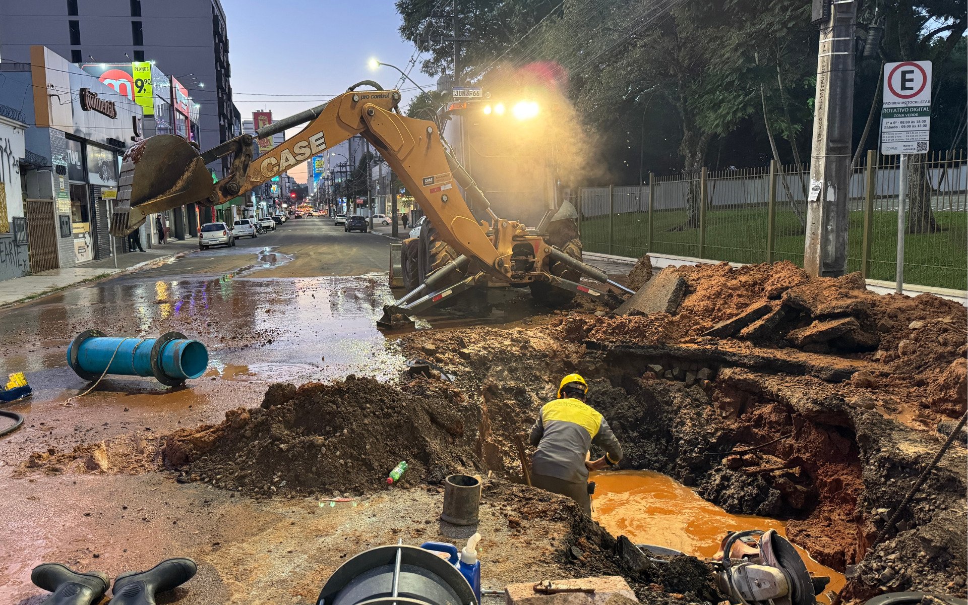 Vazamento de adutora causa bloqueio em trecho da Avenida Pedro Adams Filho | abc+