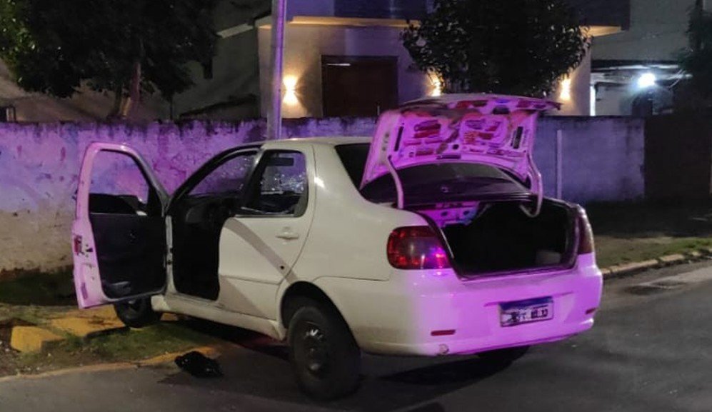 Tiroteio entre criminoso e PMs termina com colis&atilde;o de carro, suspeito baleado e preso em Canoas