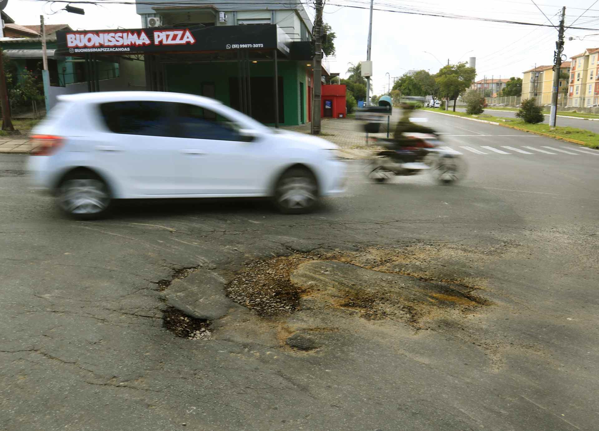“Qual lugar que não tem buraco?”: condição do asfalto continua sendo problema em Canoas