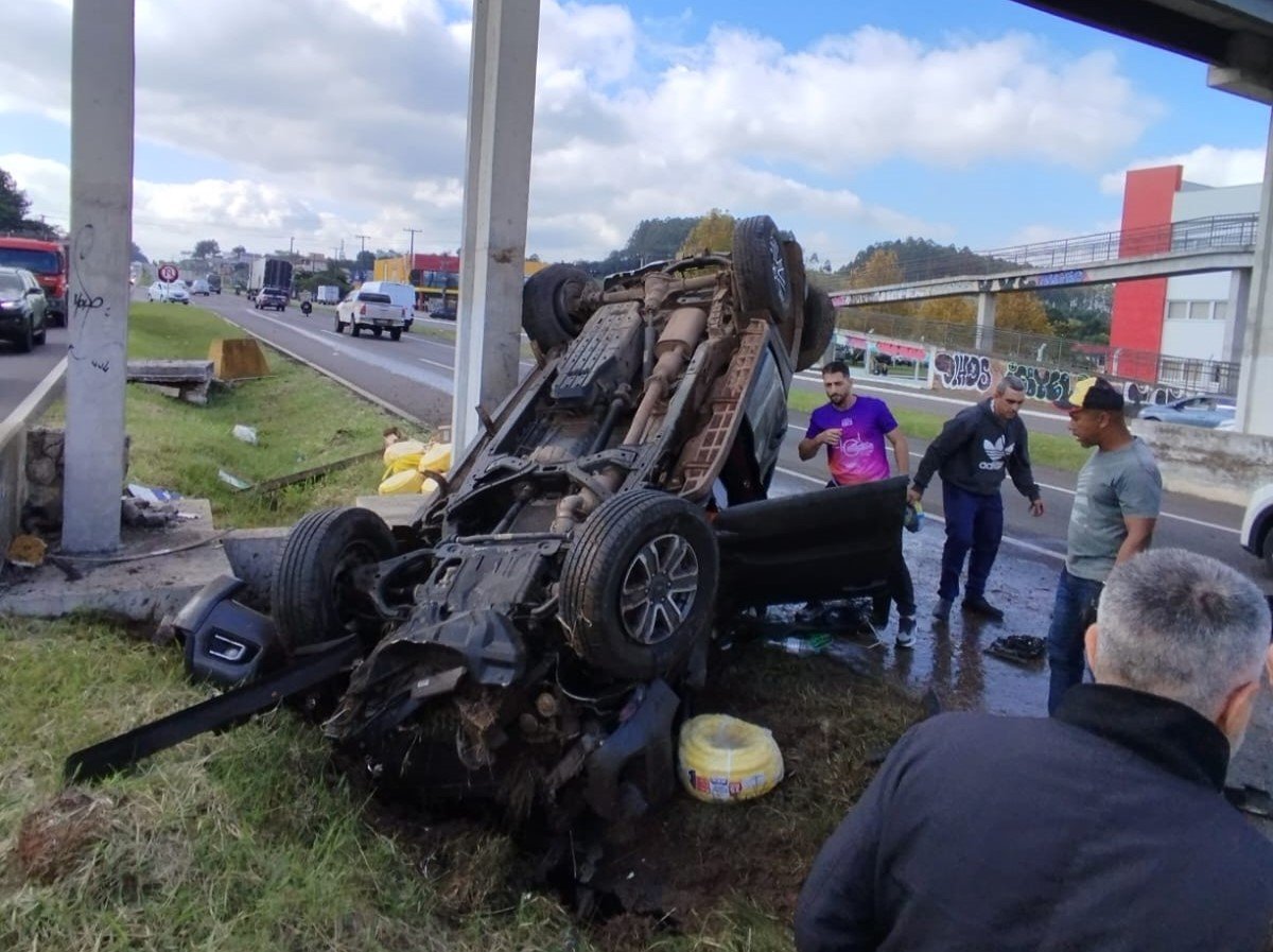 RS-239: Capotamento de caminhonete ap&oacute;s colis&atilde;o com caminh&atilde;o impressiona motoristas em Sapiranga