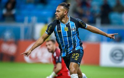 Grêmio vence o Palestino e decidirá vaga às oitavas em casa