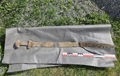 Espada Viking milenar é encontrada em campo por criança de 6 anos; veja fotos