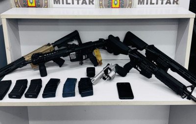 Quatro fuzis e revólver na cintura: Atitude suspeita leva homem à prisão no Vale do Sinos
