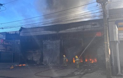 Prédio de gráfica é destruído após incêndio em Novo Hamburgo