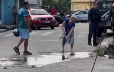 VÍDEO: Mãe limpa sangue do próprio filho após acidente fatal e cena emociona moradores