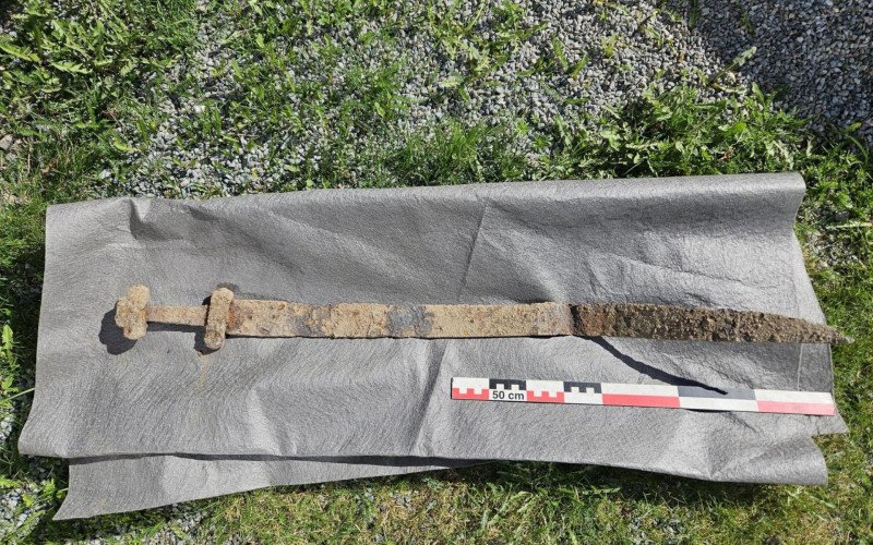 Espada Viking milenar é encontrada na Noruega por criança de 6 anos